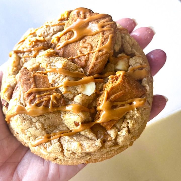 Galleta New York con trozos de galleta y caramelo